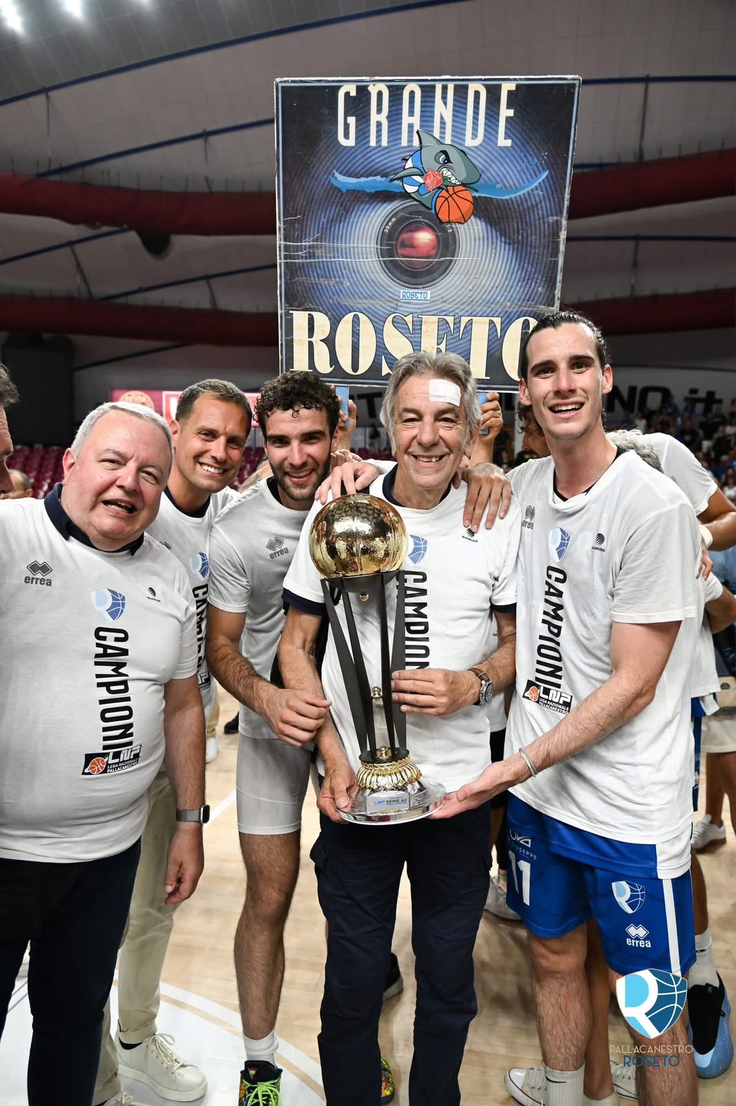 Luigi Lamona festeggia con la squadra della Pallacanestro Roseto sotto lo striscione "Grande Roseto" dopo la vittoria del campionato